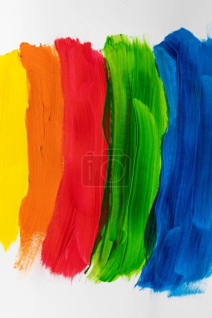 Téléchargez les photos : Gros plan de bandes de peinture multicolores sur fond blanc avec espace de copie. Fond, motif et couleur abstraits. - en image libre de droit