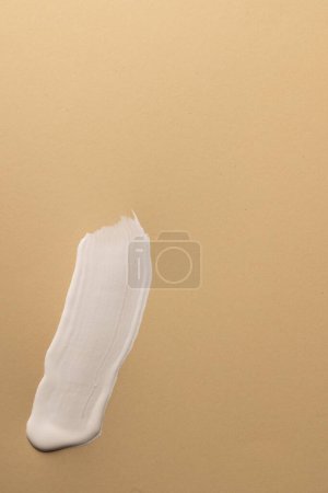 Foto de Primer plano de la raya de pintura blanca sobre fondo beige con espacio para copiar. Fondo, patrón y color abstractos. - Imagen libre de derechos