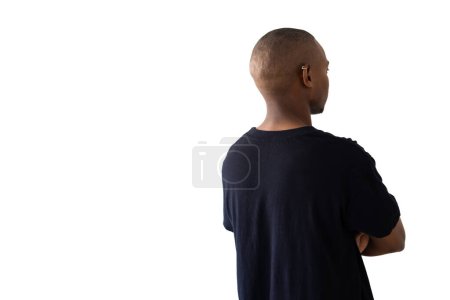 Foto de Hombre afroamericano vistiendo camiseta negra con espacio para copiar sobre fondo blanco. Ropa, moda, estilo y diseño. - Imagen libre de derechos