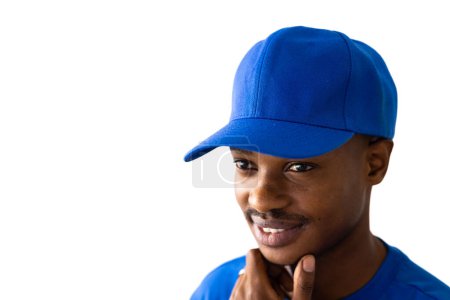 Foto de Hombre afroamericano con camiseta azul y gorra con espacio para copiar sobre fondo blanco. Ropa, moda, estilo y diseño. - Imagen libre de derechos