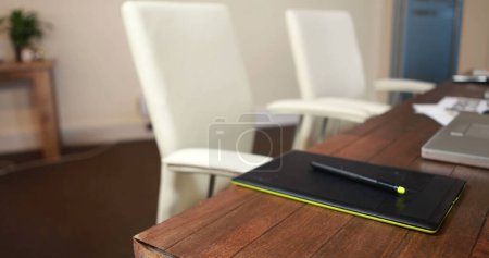 Téléchargez les photos : Gros plan de l'ordinateur portable et la tablette sur la table dans le bureau vide. Technologie, affaires et finances. - en image libre de droit