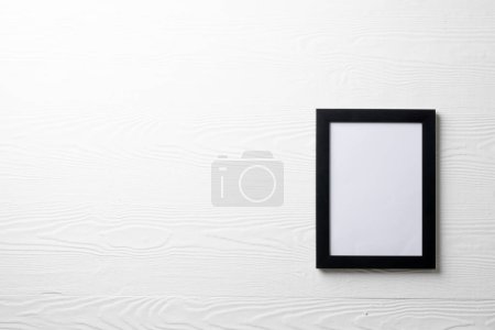 Foto de Marco negro vacío con espacio de copia en la pared blanca. Simular plantilla de marco, diseño de interiores y decoración. - Imagen libre de derechos