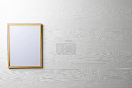 Téléchargez les photos : Cadre vide en bois avec espace de copie sur mur blanc. Modèle de cadre maquillé, design d'intérieur et décoration. - en image libre de droit