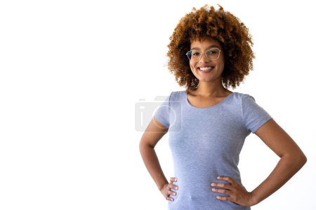 Foto de Retrato de mujer birracial con camiseta gris con espacio para copiar sobre fondo blanco. Ropa, moda, estilo y diseño. - Imagen libre de derechos