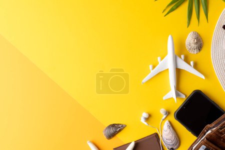 Téléchargez les photos : Modèle d'avion, coquillages, portefeuille, chapeau de paille et smartphone sur fond jaune avec espace de copie. Voyages, transports et vacances. - en image libre de droit