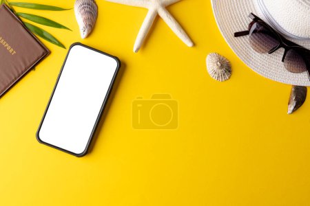 Foto de Smartphone con espacio de copia en pantalla, sombrero de paja, gafas de sol y pasaporte sobre fondo amarillo. Viajes y vacaciones. - Imagen libre de derechos