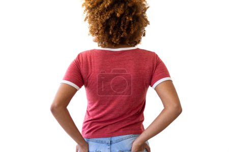 Foto de Mujer Biracial vistiendo camiseta roja con espacio de copia sobre fondo blanco. Ropa, moda, estilo y diseño. - Imagen libre de derechos