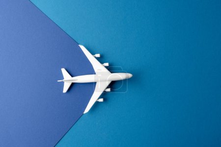 Foto de Primer plano del modelo de avión blanco sobre fondo azul con espacio de copia. Viajes, transporte y vacaciones. - Imagen libre de derechos