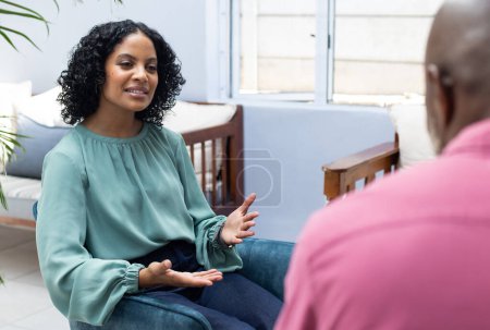 Téléchargez les photos : Heureuse patiente biraciale qui suit une thérapie avec un thérapeute afro-américain. Santé mentale, thérapie et counselling. - en image libre de droit