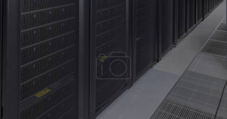 Foto de Vista general de la sala de servidores vacía con múltiples servidores negros. Tecnología global, negocios y ciencia. - Imagen libre de derechos