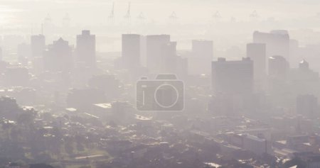 Téléchargez les photos : Vue générale du paysage urbain moderne brumeux avec gratte-ciel et chantier. Affaires mondiales et ville. - en image libre de droit