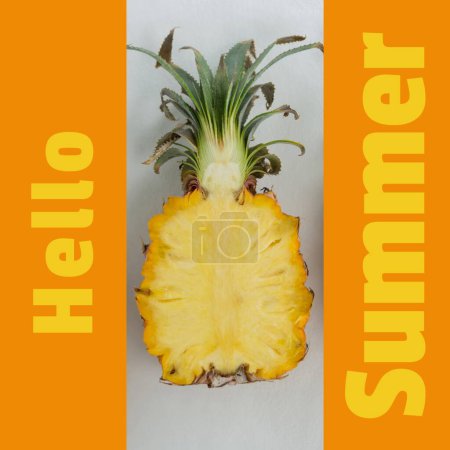 Téléchargez les photos : Composite de bonjour texte d'été et tranche d'ananas sur fond jaune et blanc. Espace de copie, été, saison, bienvenue, nourriture, coupé en deux, fruits et concept sain. - en image libre de droit