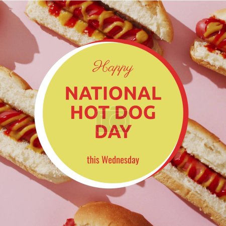 Téléchargez les photos : Composite de joyeuse journée nationale des hot-dogs, ce texte du mercredi en cercle sur des hot-dogs servis sur table. Restauration rapide, frais, concept d'événement et de célébration. - en image libre de droit
