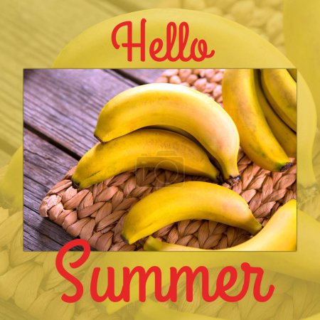 Téléchargez les photos : Composite de bonjour texte d'été et bananes fraîches sur table en bois, espace de copie. Été, saison, bienvenue, nourriture, fruits et concept sain. - en image libre de droit