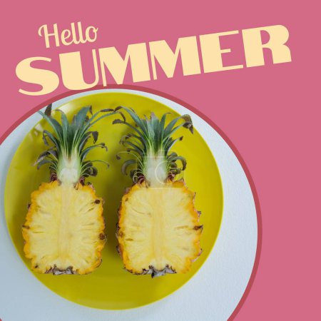 Téléchargez les photos : Composite de bonjour texte d'été et ananas coupé en deux sur planche à découper sur fond rose et blanc. Espace de copie, été, saison, bienvenue, nourriture, fruits et concept sain. - en image libre de droit