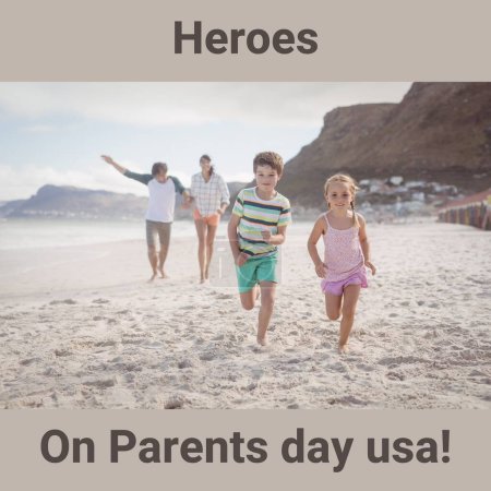 Foto de Composición de los padres felices texto del día sobre la familia caucásica feliz caminando en la playa. Día y celebración de los padres, imagen generada digitalmente. - Imagen libre de derechos