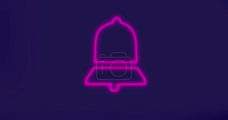 Foto de Composición del icono de la campana de neón púrpura sobre fondo azul. Redes sociales globales, comunicación, interfaz digital y concepto de procesamiento de datos imagen generada digitalmente. - Imagen libre de derechos