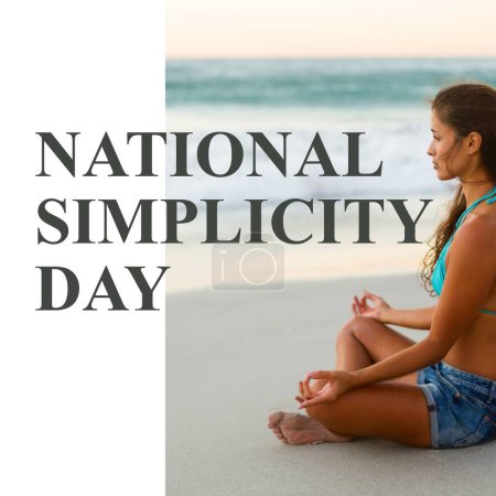 Foto de Composición del texto del día de la simplicidad nacional sobre la mujer caucásica practicando yoga en la playa. Día de la simplicidad nacional, concepto de vida tranquilo y simple imagen generada digitalmente. - Imagen libre de derechos