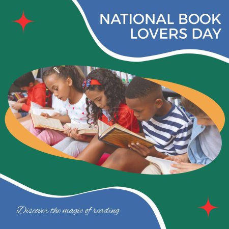 Téléchargez les photos : Journée nationale des amoureux du livre texte avec divers écoliers lisant à la bibliothèque, sur bleu et vert. Campagne nationale américaine d'alphabétisation et de promotion de la lecture. - en image libre de droit