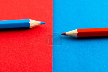 Foto de Primer plano de lápices rojos y azules con espacio de copia sobre fondo rojo y azul. Material escolar, escritura, coloración, dibujo, aprendizaje, escuela y concepto educativo. - Imagen libre de derechos