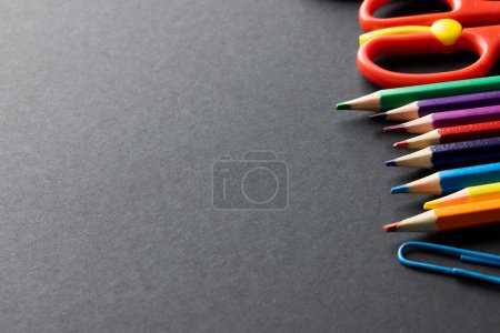 Téléchargez les photos : Gros plan de crayons et ciseaux multicolores et espace de copie sur fond gris. Écriture, coloration, apprentissage, école et éducation concept. - en image libre de droit