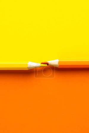 Foto de Primer plano de lápices naranjas y amarillas con espacio de copia sobre fondo naranja y amarillo. Material escolar, escritura, coloración, dibujo, aprendizaje, escuela y concepto educativo. - Imagen libre de derechos