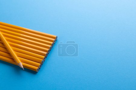 Foto de Cierre de lápices amarillos y copia el espacio sobre fondo azul. Escritura, dibujo, aprendizaje, escuela y concepto de educación. - Imagen libre de derechos