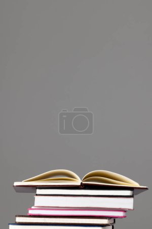 Foto de Primer plano de pila de libros y cuadernos con espacio de copia sobre fondo gris. Concepto de lectura, aprendizaje, escuela y educación. - Imagen libre de derechos