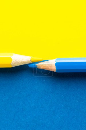 Téléchargez les photos : Gros plan de crayons jaunes et bleus avec espace de copie sur fond jaune et bleu. Matériel scolaire, écriture, coloriage, dessin, apprentissage, concept scolaire et éducatif. - en image libre de droit