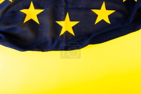 Foto de Vista aérea de la bandera de Europa sobre fondo amarillo, espacio de copia. azul, forma de estrella, bandera nacional, patriotismo y concepto de identidad. - Imagen libre de derechos