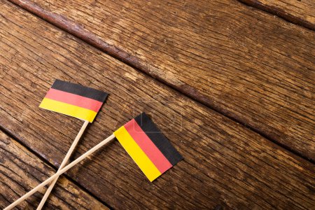 Téléchargez les photos : Vue grand angle des drapeaux allemands sur la table en bois, espace de copie. Inchangé, drapeau national, patriotisme et concept d'identité. - en image libre de droit