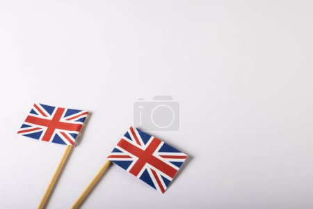 Téléchargez les photos : Vue aérienne des drapeaux britanniques isolés sur fond blanc, espace de copie. Drapeau national, bleu, rouge, patriotisme et concept d'identité. - en image libre de droit