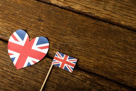 Téléchargez les photos : Vue à angle élevé de la forme du cœur avec drapeau britannique sur table en bois, espace de copie. Amour, inaltéré, drapeau national, patriotisme et concept d'identité. - en image libre de droit