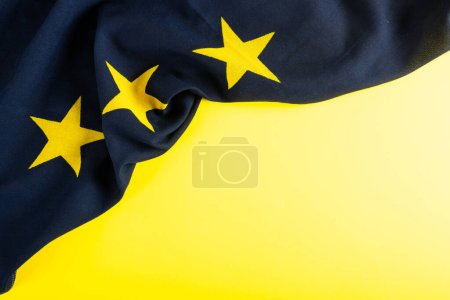Foto de Vista aérea de la bandera de Europa sobre fondo amarillo, espacio de copia. forma de estrella, inalterada, bandera nacional, patriotismo y concepto de identidad. - Imagen libre de derechos