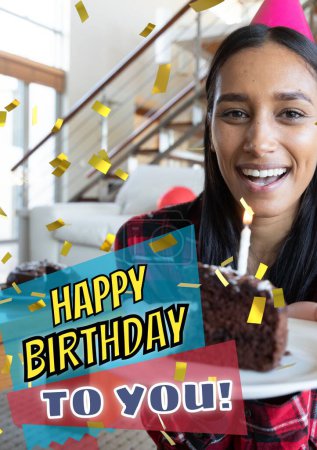 Téléchargez les photos : Composite de joyeux anniversaire à vous texte sur la jeune femme biraciale tenant cupcake et bougie à la maison. Salutation, carte d'anniversaire, célébration, souhait, événement, modèle, art, poster et concept de design. - en image libre de droit