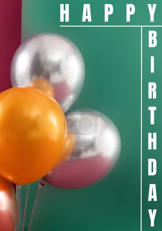 Téléchargez les photos : Composite de texte joyeux anniversaire avec des ballons colorés sur fond bleu, espace de copie. Salutation, carte d'anniversaire, célébration, souhait, événement, modèle, art, poster et concept de design. - en image libre de droit