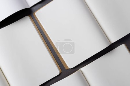 Téléchargez les photos : Gros plan des livres ouverts avec espace de copie sur fond gris. Littérature, lecture, écriture, loisirs et livres. - en image libre de droit