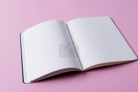 Foto de Primer plano del libro abierto con espacio de copia sobre fondo rosa. Literatura, lectura, escritura, tiempo libre y libros. - Imagen libre de derechos