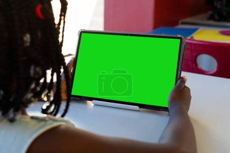 Foto de Colegiala afroamericana teniendo videollamada tableta con espacio para copiar. Escuela, educación, tecnología y aprendizaje en línea. - Imagen libre de derechos