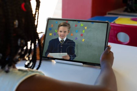 Téléchargez les photos : Divers écoliers avec tablette ayant tablette vidéo appel à bord. École, éducation, technologie et apprentissage en ligne. - en image libre de droit