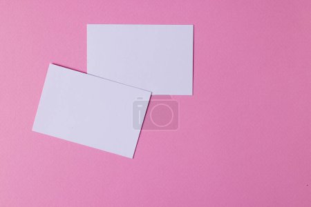 Foto de Tarjetas de visita blancas con espacio de copia sobre fondo rosa. Concepto de negocio, tarjeta de visita, papelería y espacio de escritura. - Imagen libre de derechos