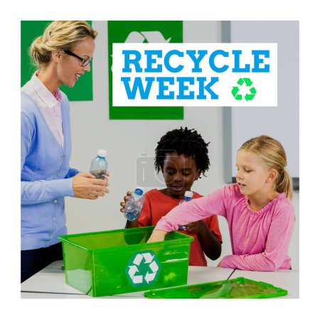Téléchargez les photos : Recycler le texte de la semaine sur divers enseignantes et écoliers collectant le recyclage en classe. Campagne de sensibilisation au recyclage et à l'écologie image générée numériquement. - en image libre de droit