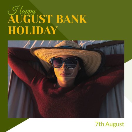 Téléchargez les photos : Heureux texte de vacances bancaires août avec femme asiatique heureuse dans des lunettes de soleil et chapeau sur hamac. Campagne nationale de promotion célébrant le jour férié en Irlande. - en image libre de droit