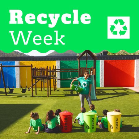 Foto de Reciclar el texto y el logotipo de la semana sobre diversas maestras que hablan a los escolares sobre el reciclaje. Campaña de promoción del reciclaje y la ecología de la imagen generada digitalmente. - Imagen libre de derechos