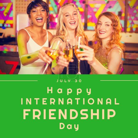 Téléchargez les photos : Joyeux texte de la journée internationale de l'amitié avec des amies heureuses et diverses qui portent un toast avec des boissons. Célébration de l'amitié, campagne d'appréciation image générée numériquement. - en image libre de droit