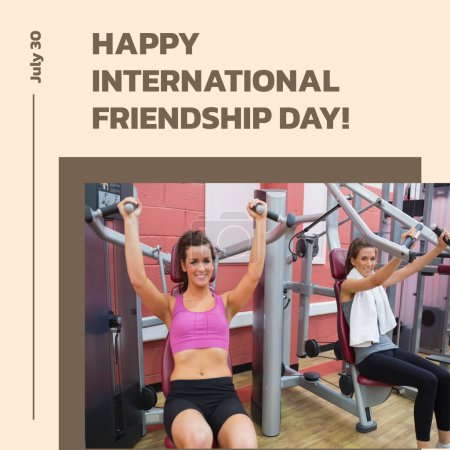 Téléchargez les photos : Joyeuse journée internationale de l'amitié texte sur beige avec des amies caucasiennes heureuses au gymnase. Célébration de l'amitié et campagne d'appréciation image générée numériquement. - en image libre de droit