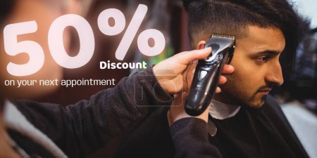 Téléchargez les photos : 50 pour cent de réduction de texte avec divers clients masculins et femmes coiffeur rasage cheveux. Coiffure et bon de salon de coiffure, réduction sur votre prochain rendez-vous schéma image générée numériquement. - en image libre de droit