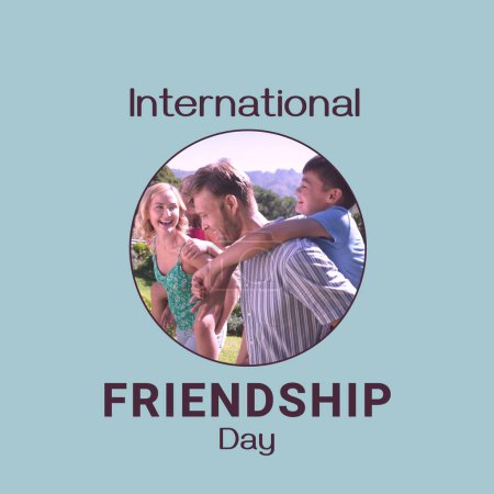 Téléchargez les photos : Journée internationale de l'amitié texte sur le bleu avec heureux couple caucasien enfants piggybackking. Célébration de l'amitié, il est temps de célébrer la campagne image générée numériquement. - en image libre de droit