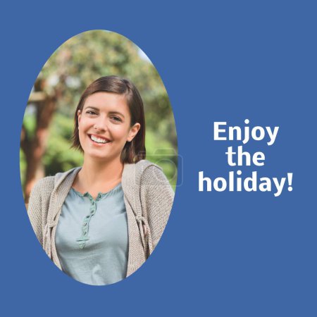 Téléchargez les photos : Profitez du texte de vacances sur le bleu avec une femme caucasienne heureuse souriant dans un parc ensoleillé. Campagne célébrant l'été, le temps libre et les vacances, image générée numériquement. - en image libre de droit