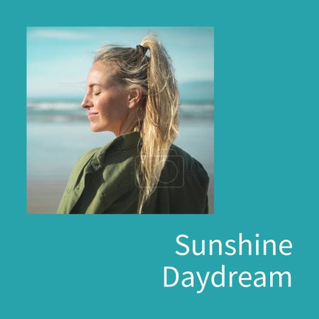 Téléchargez les photos : Texte de rêve ensoleillé sur bleu avec une femme caucasienne heureuse souriant au soleil avec les yeux fermés par la mer. Campagne célébrant l'été, le temps libre et les vacances, image générée numériquement. - en image libre de droit